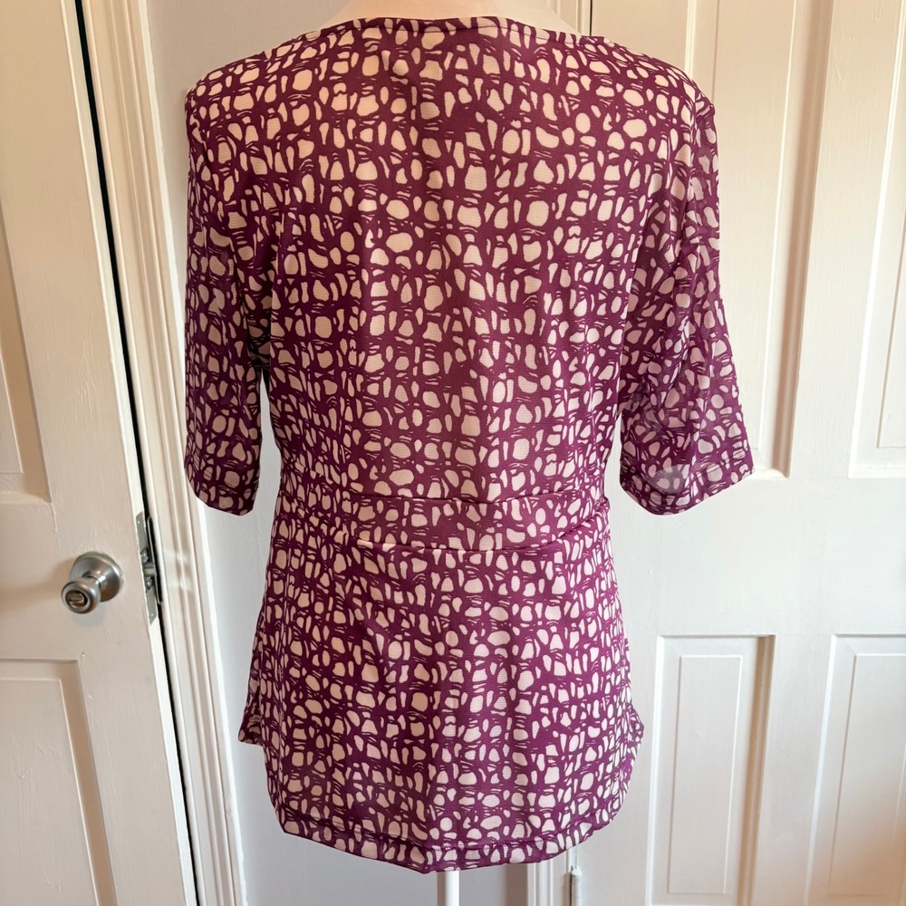 NEW Jaclyn Smith Womens Medium Blouse Purple Geometric Surplice Knit Top Lined - Picture 3 of 9
